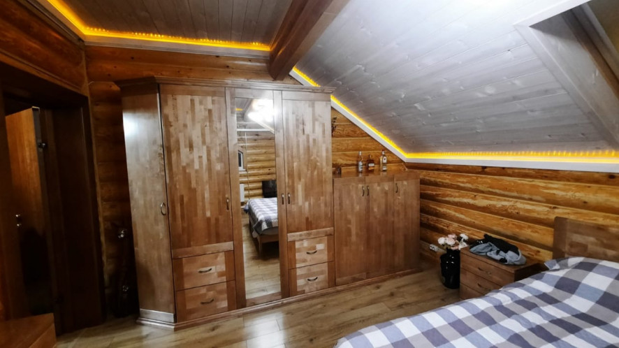 Спальный гарнитур из натурального дерева из серии Вермонт с подъёмным механизмом, массив сосны, цвет коричневый 1, мебель изготовлена по индивидуальному проекту, изделие укомплектовано матрасом с ортопедическим эффектом.